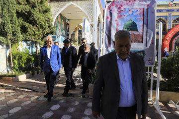 ادای احترام سیدحمید پورمحمدی ، رئیس سازمان برنامه و بودجه کشوربه مقام شامخ سردارشهید قاسم سلیمانی در گلزار شهدای کرمان