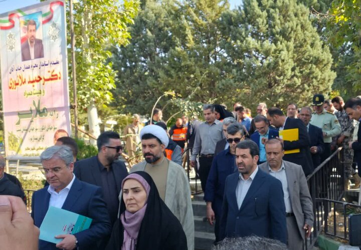 وزیر راه از پروژه‌های راه و شهرسازی ملایر بازدید کرد
