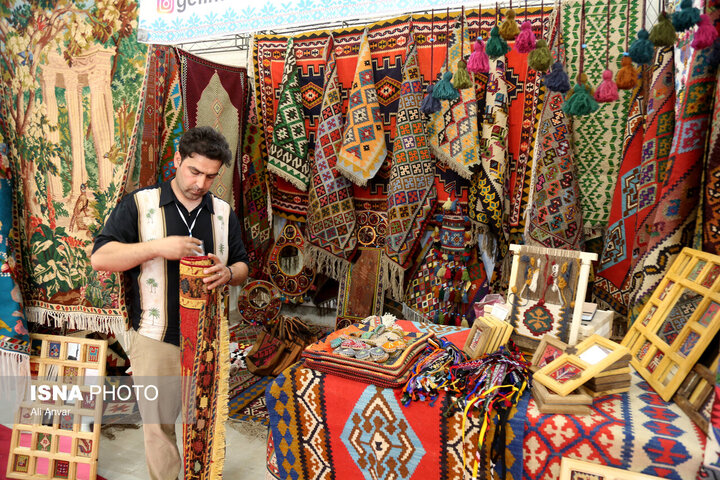 «نخستین نمایشگاه منطقه‌ای صنایع‌دستی و هنرهای سنتی» در قم آغاز به کار کرد