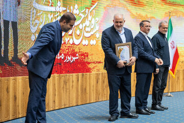 تقدیر از عباس علی آبادی، وزیر نیرو در مراسم بیست و یکمین جشنواره شهید رجایی با حضور رئیس جمهور