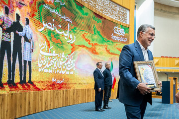 تقدیر از محمد رضا ظفرقندی، وزیر بهداشت در مراسم بیست و یکمین جشنواره شهید رجایی با حضور رئیس جمهور