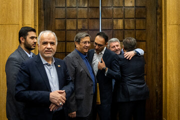 امین حسین رستمی، وزیر دادگستری و  عبدالناصر همتی، رئیس بانک مرکزی در مراسم بیست و یکمین جشنواره شهید رجایی با حضور رئیس جمهور