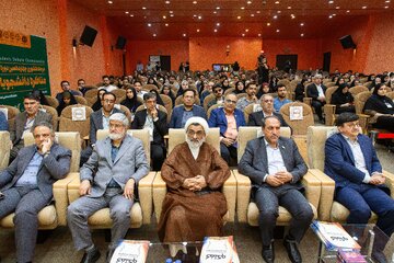 از راست،‌ سیدعبدالحمید احمدی،‌ قائم مقام رییس جهاددانشگاهی، ایوب درویشی، معاون سیاسی استانداری اصفهان، حجت‌‌الاسلام‌ عبدالحسین خسروپناه، دبیر شواری عالی انقلاب فرهنگی، علی مطهری و مهدی باصولی، معاون آموزشی جهاددانشگاهی 