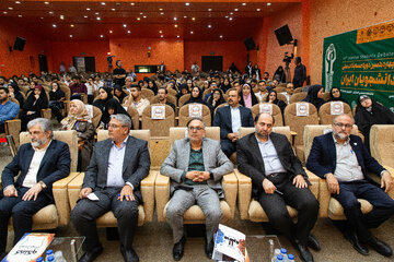از راست ابوذر پورمدنی، رئیس جهاددانشگاهی واحد صنعتی اصفهان، محمود علیگو، معاون فرهنگی جهادانشگاهی، ابوالقاسم رئیسی، مدیر روابط عمومی جهاددانشگاهی، حمید صابرفرزام، معاون جهاددانشگاهی و رئیس سازمان تجاری‌سازی فناوری و اشتغال دانش‌بنیان و سیدظفرالله کلانتری،‌ رئیس دانشگاه صنعتی اصفهان 