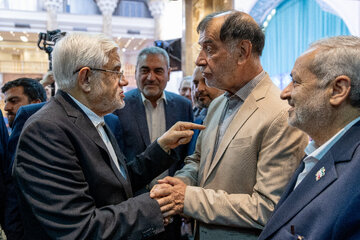 محمدرضا عارف، معاون اول رئیس جمهور، محمدرضا باهنر، دبیرکل جامعه اسلامی مهندسین در مراسم یادبود دولتمردان شهید