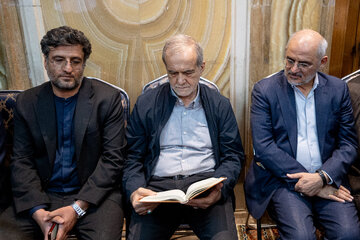 محسن حاجی میرزایی، رییس دفتر رییس جمهور و مسعود پزشکیان، رئیس جمهور در مراسم یادبود دولتمردان شهید