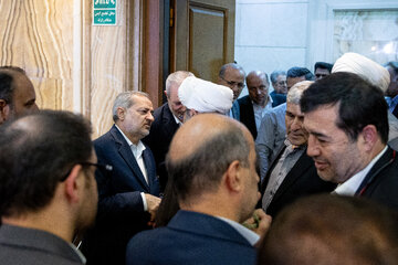 علیرضا کاظمی، وزیر آموزش و پرورش و احمد دنیا مالی، وزیر ورزش در مراسم یادبود دولتمردان شهید