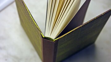 پوست انسان قرار بود برای صحافی کتاب استفاده شود!