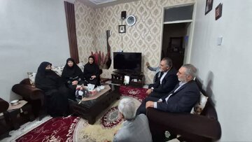 معاون رئیس‌جمهور با خانواده شهدای جنگ تحمیلی رمضان در پاکدشت دیدار کرد