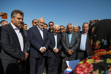افتتاح نیروگاه خورشیدی ۷۲ مگاواتی اسفراین در دومین روز سفر وزیر نیرو به خراسان شمالی