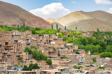 شهر تاریخی«خور» از توابع شهرستان «زبرخان» در استان خراسان رضوی واقع شده و تا سال ۱۳۹۹ از توابع شهرستان نیشابور بوده است.