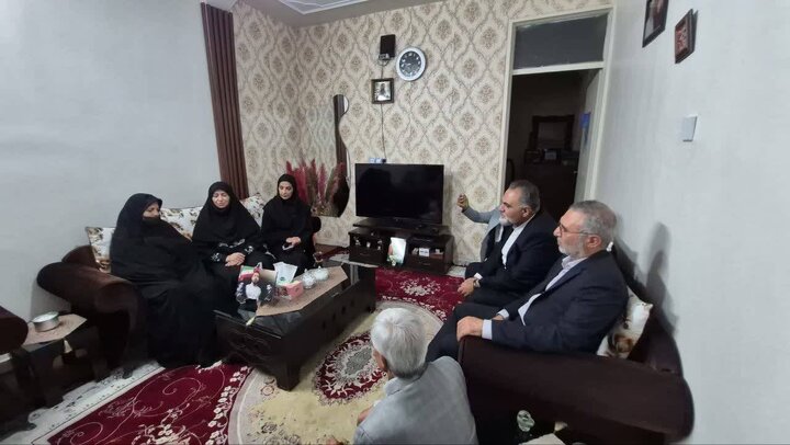 معاون رئیس‌جمهور با خانواده شهدای جنگ تحمیلی رمضان در پاکدشت دیدار کرد