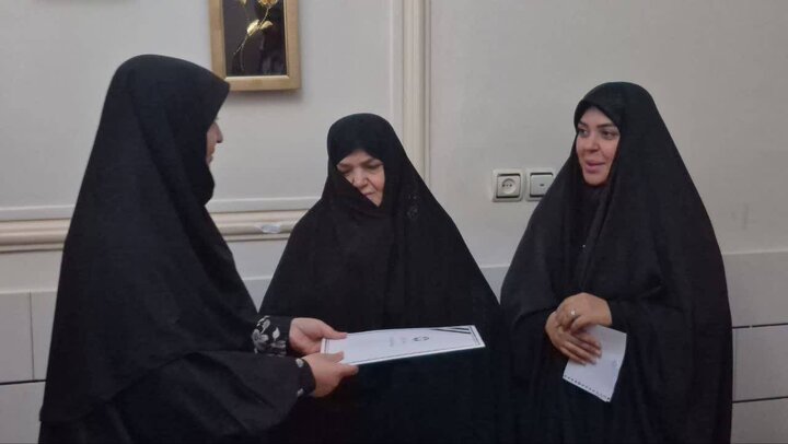 معاون رئیس‌جمهور با خانواده شهدای جنگ تحمیلی رمضان در پاکدشت دیدار کرد