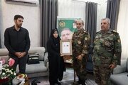 ابلاغ درجه سرتیپی «شهید جعفرزاده » به خانواده شهید توسط فرمانده نیروی زمینی ارتش