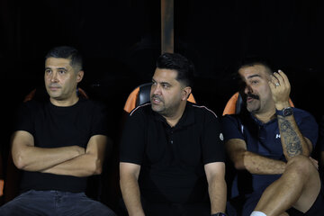 از سمت راست حنیف عمران زاده مربی، سعید اخباری سرمربی و فراز فاطمی مدیر تیم چادرملو در هفته چهارم لیگ برتر فوتبال