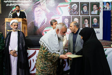 تجلیل از خانواده کارمندان شهید که در جنگ رمضان به شهدات رسیده‌اند.