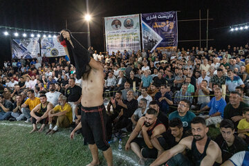 کشتی‌گیرها با شلوارکی به اسم لاسپاره وارد میدان کشتی می‌شوند.