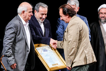 تقدیر از بمجید مجیدی توسط سید عباس عراقچی وزیر امور خارجه و سید عباس صالحی، وزیر فرهنگ و ارشاد اسلامی در مراسم آیین «روایت رحمت»