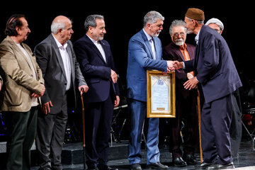تقدیر از برگزیدگان توسط سید عباس عراقچی وزیر امور خارجه و سید عباس صالحی، وزیر فرهنگ و ارشاد اسلامی در مراسم آیین «روایت رحمت»