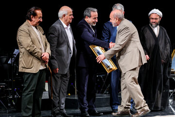 تقدیر از برگزیدگان توسط سید عباس عراقچی وزیر امور خارجه و سید عباس صالحی، وزیر فرهنگ و ارشاد اسلامی در مراسم آیین «روایت رحمت»
