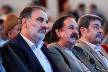 مجید مجیدی، کارگردان  و مهدی شفیعی، معاون امور هنری وزارت فرهنگ و ارشاد اسلامی در مراسم آیین «روایت رحمت»
