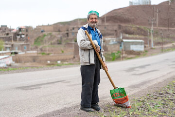 سید حسین حسینی، متولد ۱۳۳۸، کشاورز، شهر بار، شهرستان نیشابور.