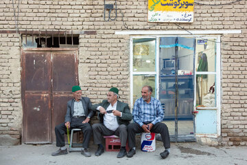 چند تن از سادات شهر بار در یکی از کوچه‌های این شهر، در کنار یکدیگر نشسته‌اند.
