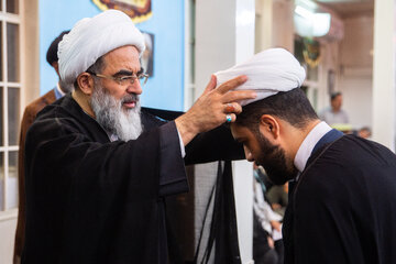 مراسم عمامه گذاری طلاب در روز میلاد پیامبر گرامی اسلام(ص) و امام جعفر صادق(ع) توسط آیت الله فاضل لنکرانی - قم