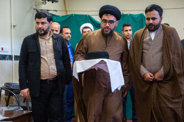 مراسم عمامه گذاری طلاب در روز میلاد پیامبر گرامی اسلام(ص) و امام جعفر صادق(ع) توسط آیت الله مکارم شیرازی - قم