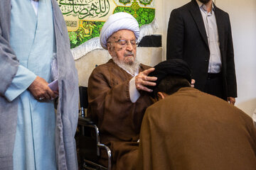 مراسم عمامه گذاری طلاب در روز میلاد پیامبر گرامی اسلام(ص) و امام جعفر صادق(ع) توسط آیت الله مکارم شیرازی - قم