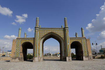 دروازه تهران قدیم، یکی از دو دروازه تاریخی باقیمانده از قزوین است که قدمت آن به دوره قاجار می‌رسد. این بنا که امروز در قلب شهر قرار دارد، روزگاری ورودی اصلی مسافران از سمت تهران بود. این دروازه در سده ۱۳ هجری قمری (دوره قاجار) ساخته شد. بنا به نقلی، ساخت آن به فرمان «باقرخان سعدالسلطنه»، حاکم وقت قزوین انجام شده اساس این دروازه در جنوب شرقی شهر و بر سر راه تهران، ری و شمیرانات قرار داشت و مسافران از آن وارد قزوین می‌شدند.

