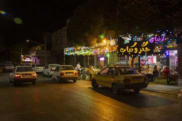 در دل خیابان تاریخی و پرجنب‌وجوش مولوی قزوین، رستوران‌های کوچک جگرکی توجه رهگذران را جلب می‌کند، این رستوران‌های سنتی و کوچک بیش از یک غذاخوری ساده، یک خاطره جمعی است؛ جایی که بوی جگر و دنبه کبابی روی آتش ذغال، از کوچه‌پس‌کوچه‌های اطراف، مشتری‌های قدیمی و جدید را به سمت خود می‌کشاند.

