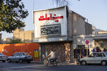 نخستین بار در قزوین در سال ۱۳۰۷ فیلم به نمایش درآمد. پس از آن در سال ۱۳۰۸ مقابل گراند هتل فیلم اکران شد. اولین سالن سینما در قزوین در سال ۱۳۱۰ در کنار گراند هتل به نام «سینما تابستانه ایران» ساخته شد. عکس فوق سینما ملت قزوین است که در حال حاضر قدیمی‌ترین سینما در شهر قزوین محسوب می‌شود و بنای آن به یادگار مانده است. در این سینما فیلمی به نمایش گذاشته نمی‌شود و رو به تخریب است ولی کسانی که اهل فیلم دیدن هستند حتماً از این سینمای قدیمی خاطرات خوشی دارند.