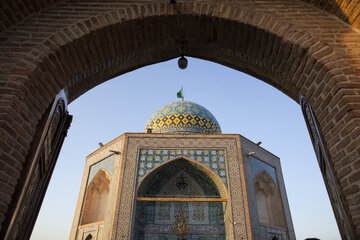 امامزاده حسین یکی از قدیمی‌ترین زیارتگاه‌های شهر قزوین است. این امامزاده در بین مردم قزوین با نام شازده‌حسین نیز شناخته‌ می‌شود. امامزاده حسین به حسب اختلاف نقل‌ها فرزند امام رضا(ع)، امام موسی کاظم(ع) و از نوادگان جعفر طیار دانسته شده است؛ اما مردم قزوین او را فرزند بلافصل امام رضا(ع) می‌دانند. عمارتی که در حال حاضر در بقعه پابرجاست در زمان سلطنت شاه‌طهماسب صفوی به سال ۹۶۷ هجری ساخته‌شده است و به شماره ۲۳۹ در فهرست آثار  ملی به ثبت رسیده است.



