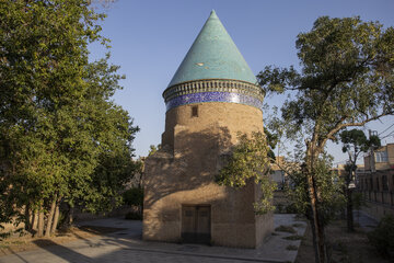 حمدالله مستوفی صاحب‌منصب، جغرافی‌دان، مورّخ و شاعر ایرانی قرن هشتم و اواخر عهد ایلخانی بود. او از خاندان مستوفیان قزوین است که از قدیمی‌ترین قبایل قزوین بودند و مدت‌ها تصدی حکومت قزوین را برعهده داشتند. او غالباً به‌شغل دبیری و دیوانی اشتغال داشت و مشتاق کسب اطلاعات تاریخی در مورد ایران و سایر نقاط جهان بود.

