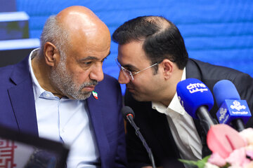 احمد میدری، وزیر تعاون، کار و رفاه اجتماعی و غلامحسین محمدی، سرپرست سازمان تأمین اجتماعی در مراسم رونمایی از طرح «همگام»