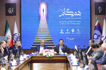 احمد میدری، وزیر تعاون، کار و رفاه اجتماعی و غلامحسین محمدی، سرپرست سازمان تأمین اجتماعی در مراسم رونمایی از طرح «همگام»