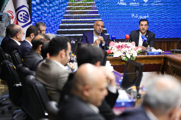 احمد میدری، وزیر تعاون، کار و رفاه اجتماعی و غلامحسین محمدی، سرپرست سازمان تأمین اجتماعی در مراسم رونمایی از طرح «همگام»