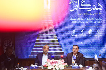 احمد میدری، وزیر تعاون، کار و رفاه اجتماعی و غلامحسین محمدی، سرپرست سازمان تأمین اجتماعی در مراسم رونمایی از طرح «همگام»