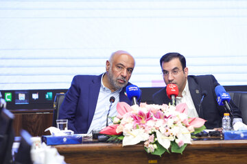 احمد میدری، وزیر تعاون، کار و رفاه اجتماعی و غلامحسین محمدی، سرپرست سازمان تأمین اجتماعی در مراسم رونمایی از طرح «همگام»