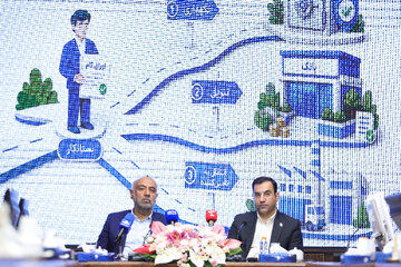 احمد میدری، وزیر تعاون، کار و رفاه اجتماعی و غلامحسین محمدی، سرپرست سازمان تأمین اجتماعی در مراسم رونمایی از طرح «همگام»