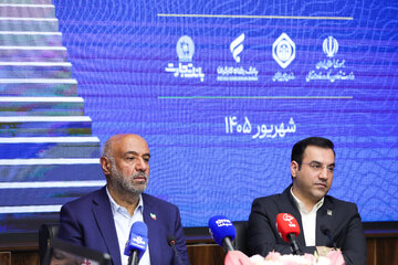 احمد میدری، وزیر تعاون، کار و رفاه اجتماعی و غلامحسین محمدی، سرپرست سازمان تأمین اجتماعی در مراسم رونمایی از طرح «همگام»