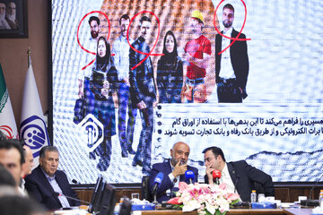 احمد میدری، وزیر تعاون، کار و رفاه اجتماعی و غلامحسین محمدی، سرپرست سازمان تأمین اجتماعی در مراسم رونمایی از طرح «همگام»