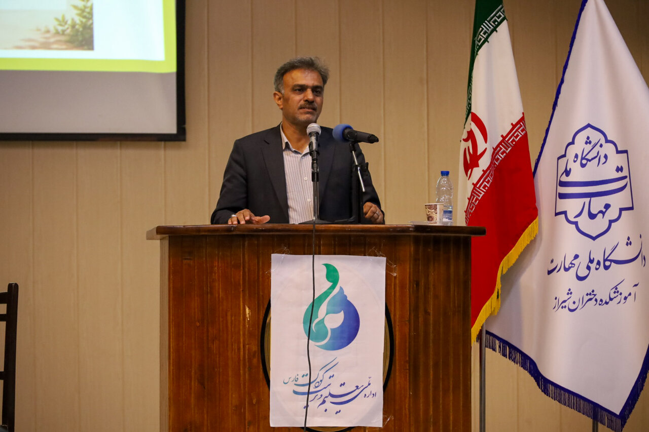 کلاری: آموزش حضوری جایگزینی ندارد/ مدارس فارس برای سال تحصیلی جدید آماده می‌شوند