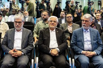 سید عباس صالحی، وزیر ارشاد، محمدرضا عارف، معاون اول رئيس‌جمهور و حسین سیمایی صراف، وزیر علوم در نخستین جایزه دیپلماسی فرهنگی و عمومی جمهوری اسلامی ایران