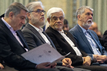 سید عباس صالحی، وزیر ارشاد، محمدرضا عارف، معاون اول رئيس‌جمهور و حسین سیمایی صراف، وزیر علوم در نخستین جایزه دیپلماسی فرهنگی و عمومی جمهوری اسلامی ایران