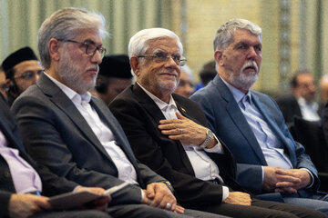 سید عباس صالحی، وزیر ارشاد، محمدرضا عارف، معاون اول رئيس‌جمهور و حسین سیمایی صراف، وزیر علوم در نخستین جایزه دیپلماسی فرهنگی و عمومی جمهوری اسلامی ایران