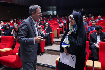 زهرا بهروزآذر، معاون امور زنان و خانواده رییس جمهور و علی منتظری، رییس جهاد دانشگاهی در مراسم افتتاحیه کنگره بین‌المللی رویان