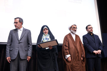 عبدالحسین خسروپناه، دبیر شورای عالی انقلاب فرهنگی، زهرا بهروزآذر، معاون امور زنان و خانواده رییس جمهور و علی منتظری، رییس جهاد دانشگاهی در مراسم افتتاحیه کنگره بین‌المللی رویان