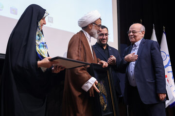 عبدالحسین خسروپناه، دبیر شورای عالی انقلاب فرهنگی و زهرا بهروزآذر، معاون امور زنان و خانواده رییس جمهور در مراسم افتتاحیه کنگره بین‌المللی رویان
